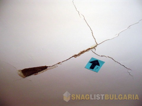 Ceiling crack